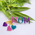 Llavero personalizado "MOM" con corazones grabados